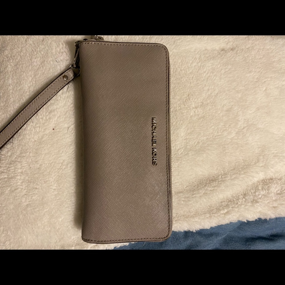 michael kors grey wristlet